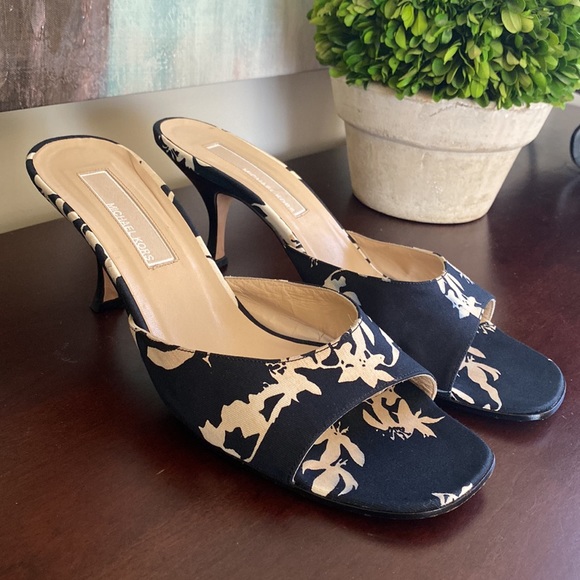 MICHAEL KORS⭐️RARE FIND⭐️NAVY BLUE & CREAM HEELED SLIDE SANDALS SIZE 9.5 🌟EUC🌟 - Picture 4 of 17